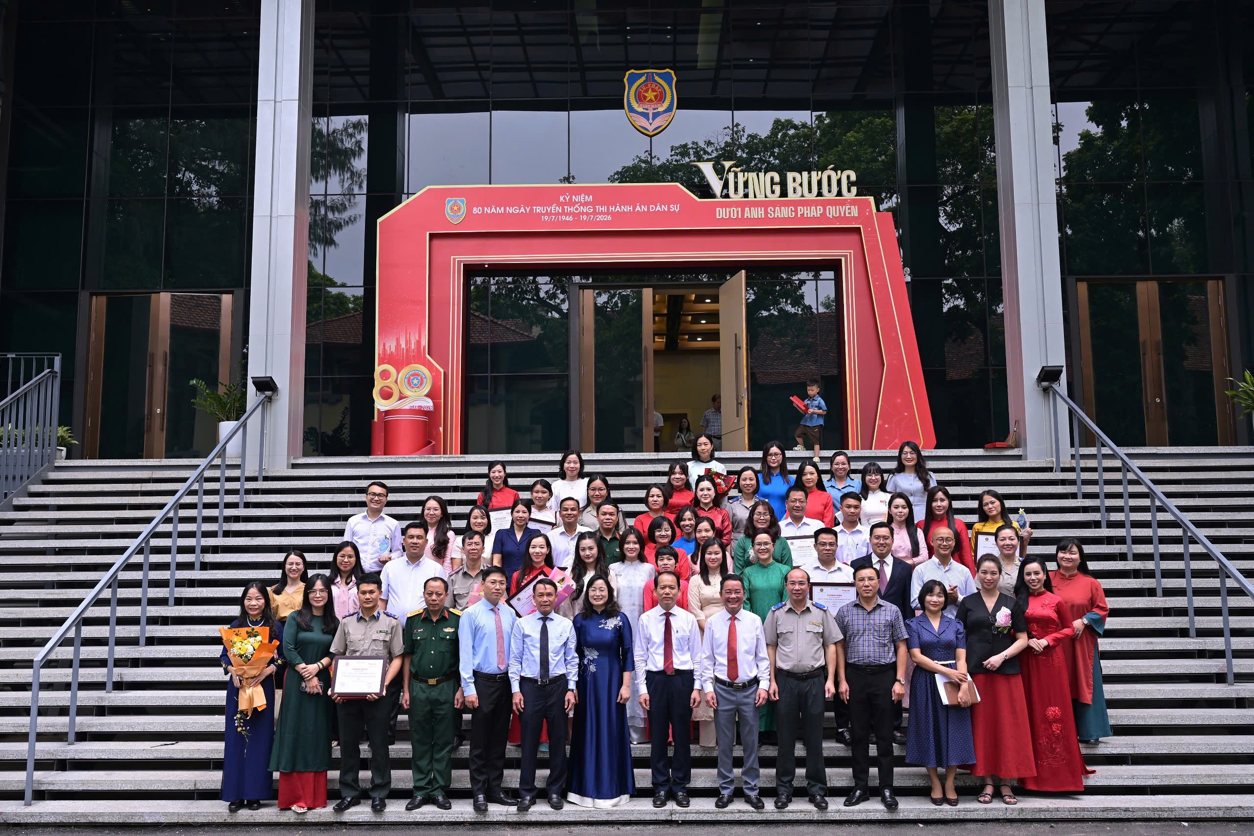 Ảnh đại diện bài viết: bộ trưởng hoàng thanh tùng cùng các đại biểu chụp ảnh lưu niệm