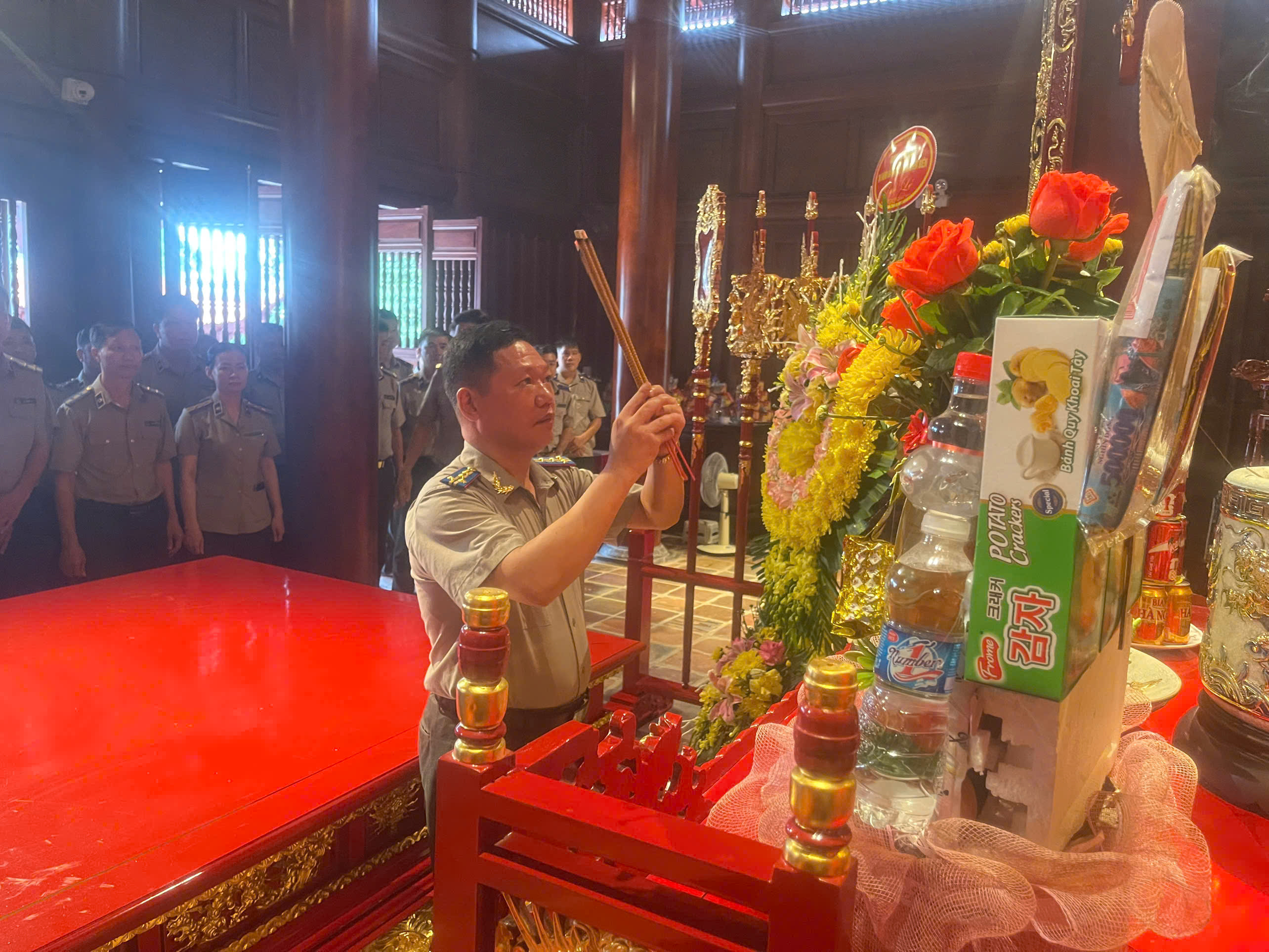 Ảnh đại diện Thi hành án dân sự tỉnh Điện Biên tổ chức lễ dâng hương, báo công tại Đền thờ Chủ tịch Hồ Chí Minh, viếng Đền thờ các anh hùng Liệt sĩ, Nghĩa trang Quốc gia A1, thăm tri ân nguyên lãnh đạo Ngành Thi hành án dân sự qua các thời kỳ.