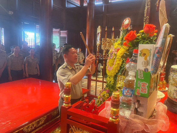Ảnh đại diện Thi hành án dân sự tỉnh Điện Biên tổ chức lễ dâng hương, báo công tại Đền thờ Chủ tịch Hồ Chí Minh, viếng Đền thờ các anh hùng Liệt sĩ, Nghĩa trang Quốc gia A1, thăm tri ân nguyên lãnh đạo Ngành Thi hành án dân sự qua các thời kỳ.