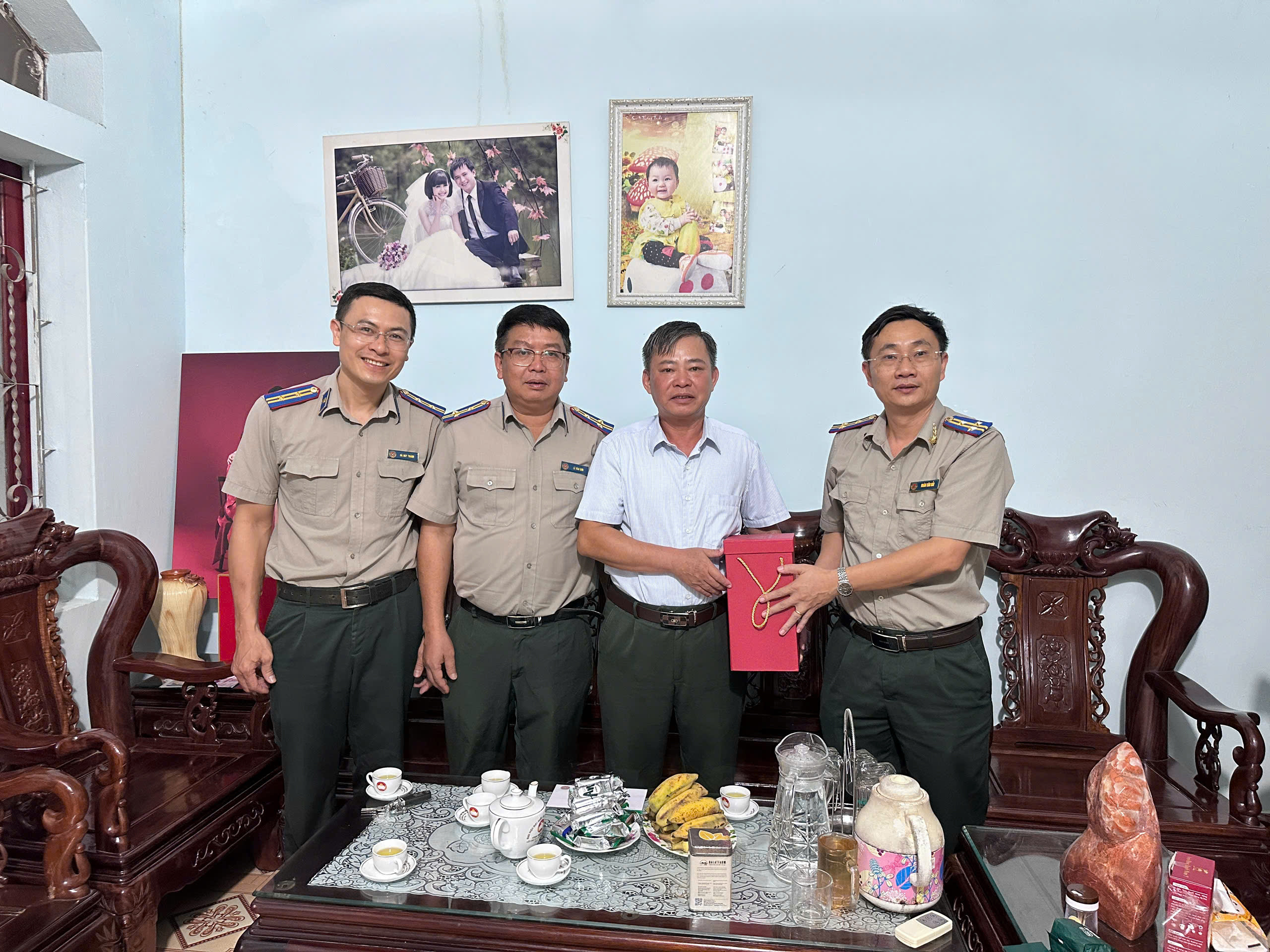 10. Thăm đồng ch&iacute; Ho&agrave;ng Quốc Chiến, nguy&ecirc;n Ph&oacute; Cục trưởng Cục THADS tỉnh.jpg