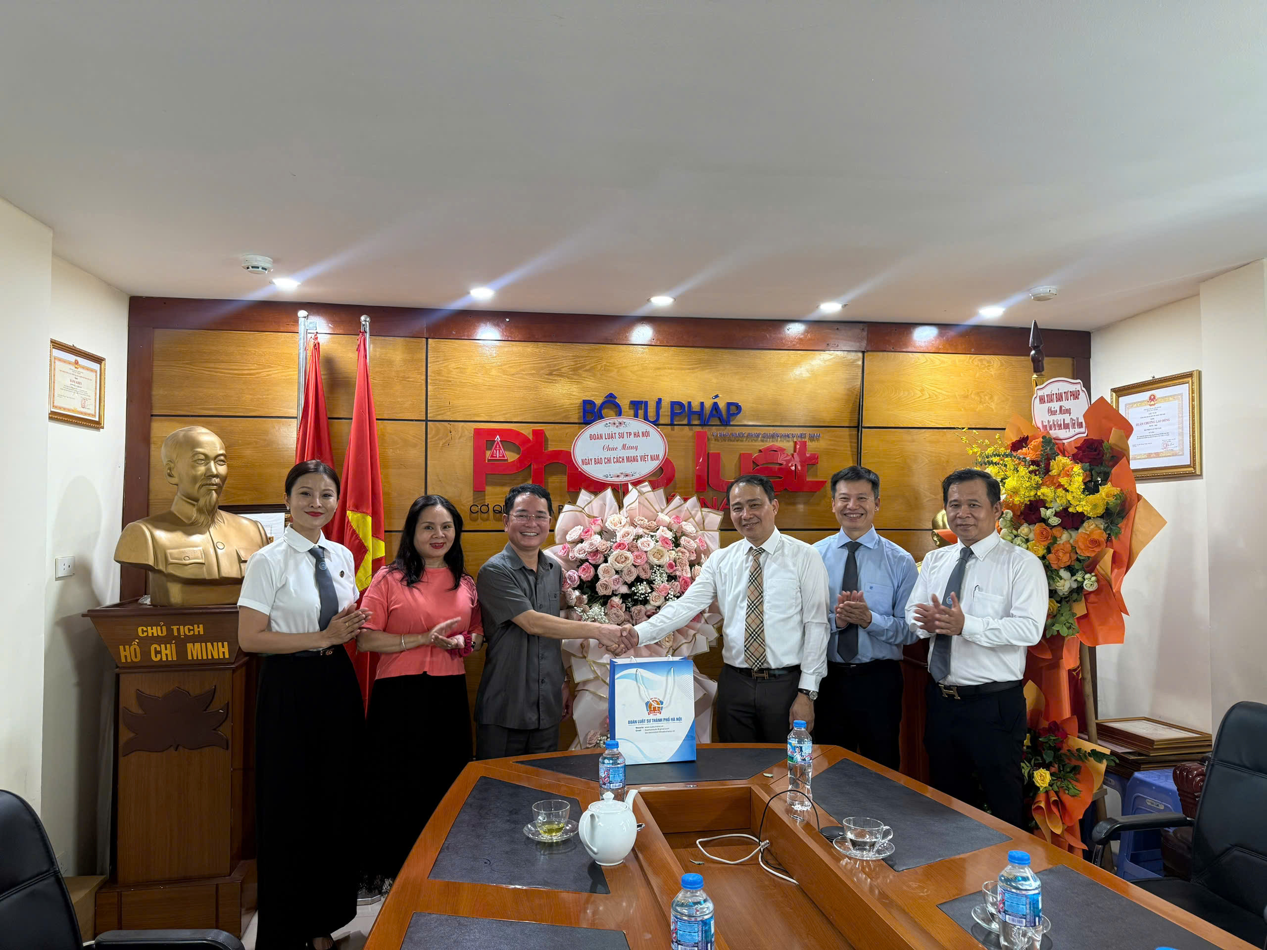 Ảnh đại diện bài viết: đại diện đoàn luật sư thành phố hà nội tặng hoa chúc mừng báo pháp luật việt nam nhân ngày báo chí cách mạng việt nam 21/6/2026.