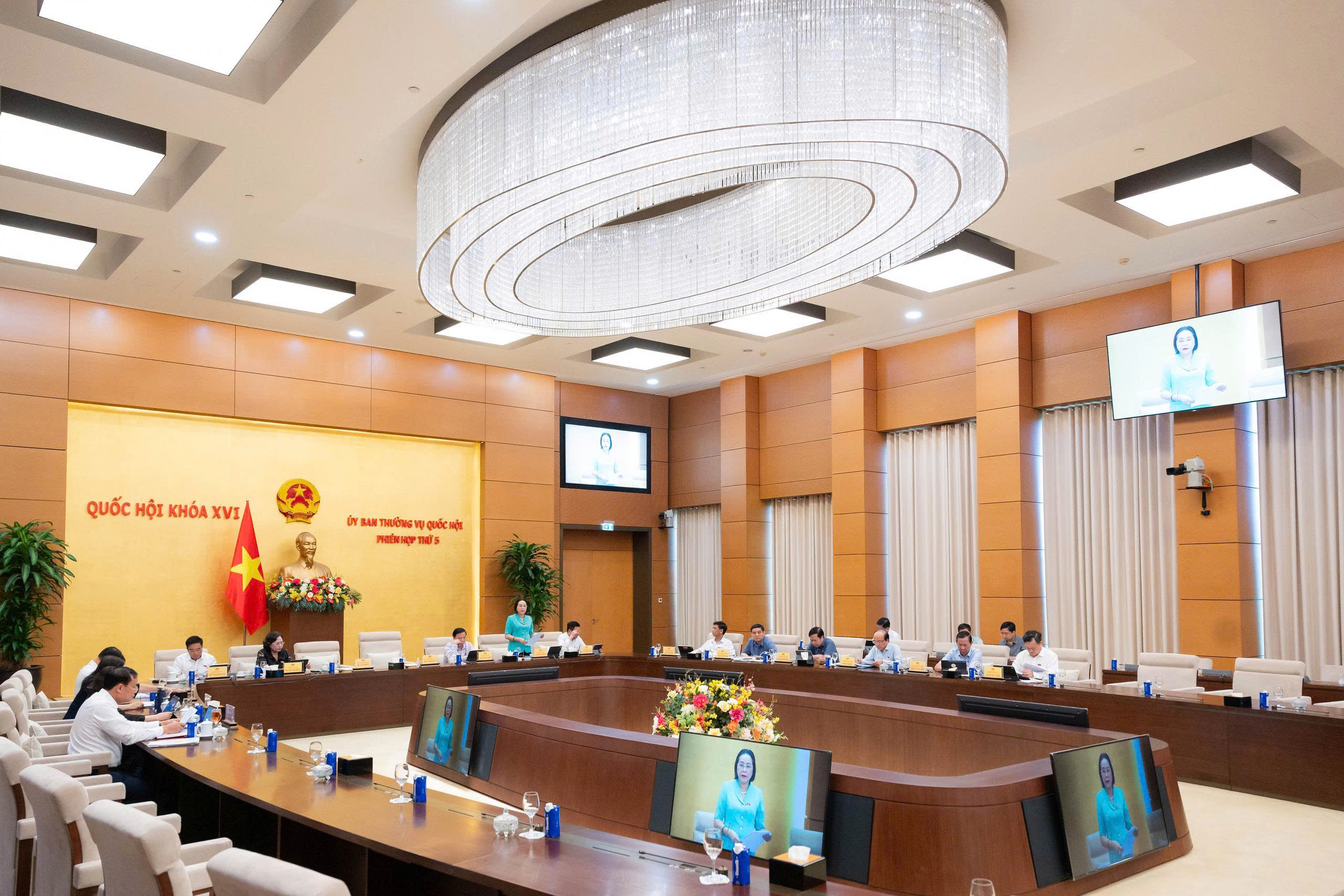 Ảnh đại diện bài viết: phiên họp diễn ra vào chiều 14/8. (ảnh quochoi.vn)