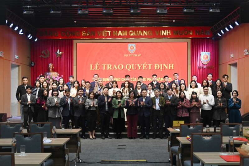 Trao Quyết định tuyển dụng công chức của Bộ Tư pháp năm 2025