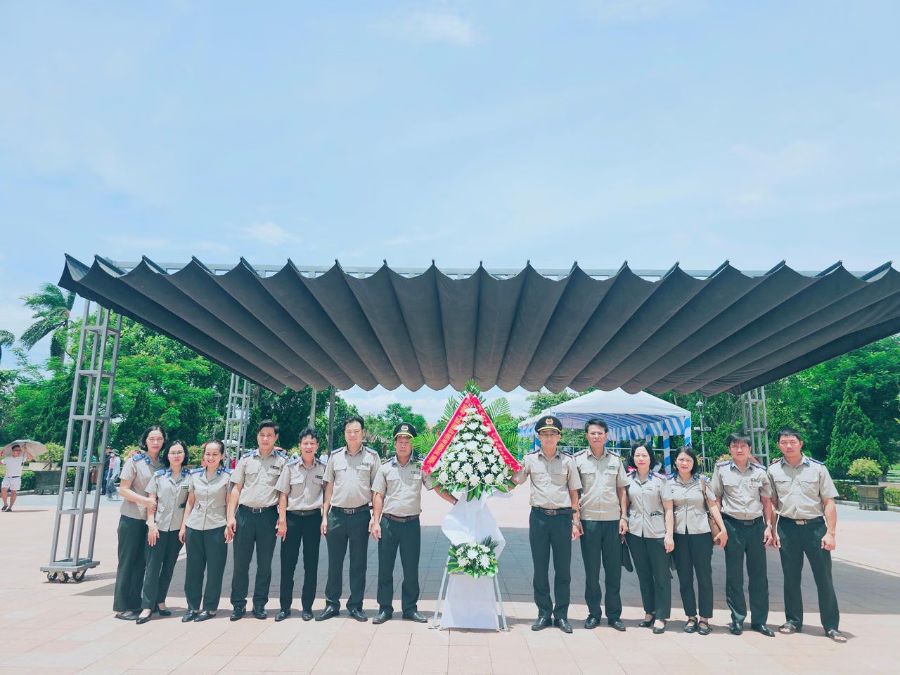 Ảnh đại diện bài viết: đoàn cán bộ, công chức và người lao động phòng thi hành án dân sự khu vực 6, tỉnh quảng trị dâng hoa, dâng hương tưởng niệm các anh hùng liệt sĩ tại thành cổ quảng trị.
