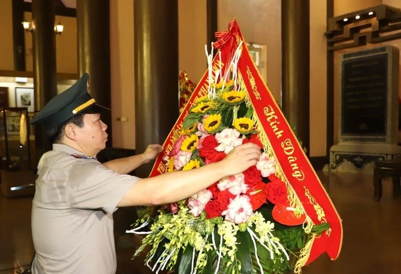 Ảnh đại diện Lãnh đạo, công chức Thi hành án dân sự tỉnh Thanh Hóa dâng hương, báo công Chủ tịch Hồ Chí Minh