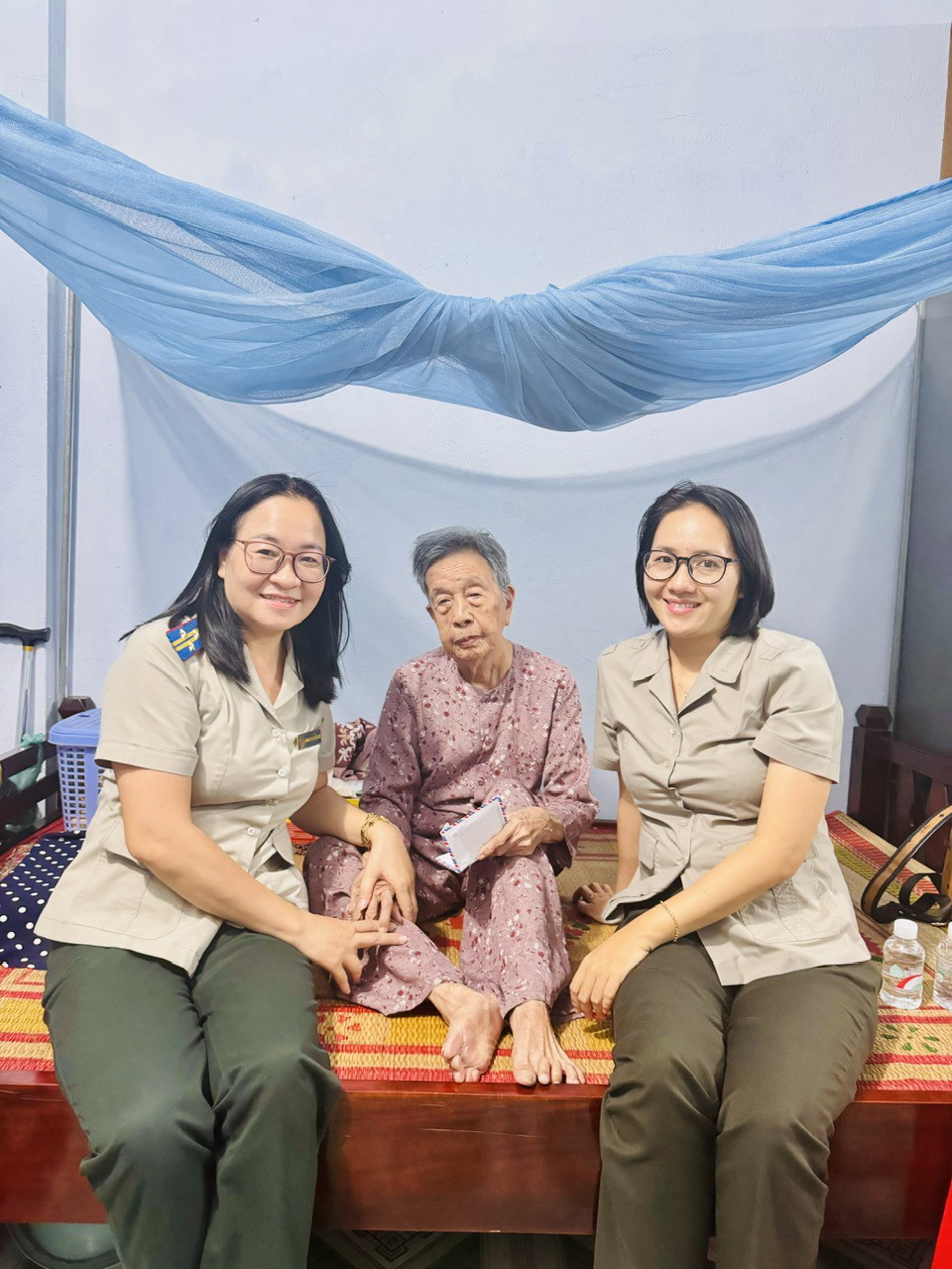 Đ/C Huyền Anh KV1 (ảnh bên trái)