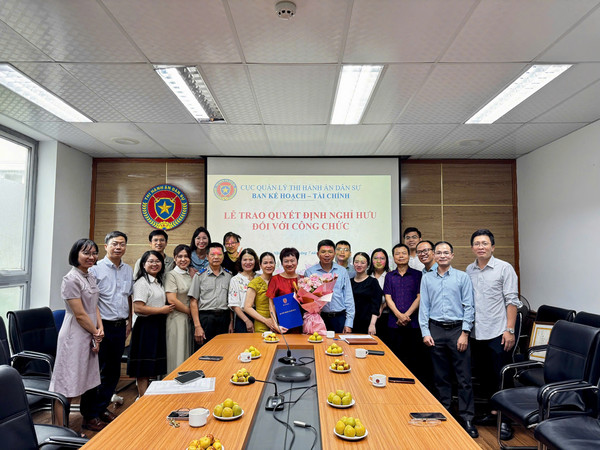 Ảnh đại diện Ấm áp Lễ trao quyết định nghỉ hưu và vinh danh điển hình tiên tiến ngành Thi hành án dân sự