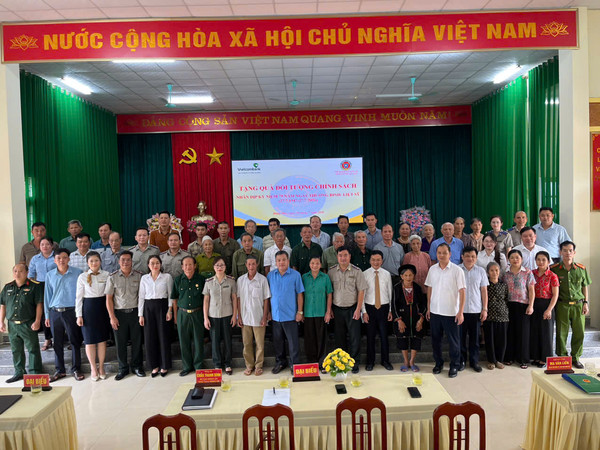 Ảnh đại diện Thi hành án dân sự tỉnh Tuyên Quang phối hợp với Ngân hàng TMCP Ngoại thương Việt Nam – Chi nhánh Tuyên Quang tổ chức thăm hỏi, tặng quà cho các hộ gia đình thương binh liệt sỹ tại xã Hùng Đức, tỉnh Tuyên Quang
