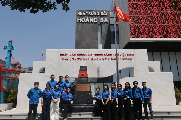 Ảnh đại diện Đoàn cơ sở Cục Đăng ký giao dịch bảo đảm và Bồi thường nhà nước tham quan Bảo tàng Hoàng Sa tại thành phố Đà Nẵng