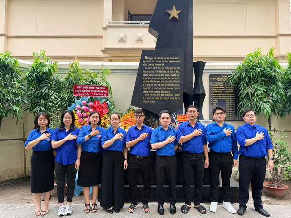 Ảnh đại diện Chi đoàn Trung tâm Đăng ký giao dịch, tài sản tại Thành phố Hồ Chí Minh viếng Bia tưởng niệm chiến sĩ biệt động Sài Gòn