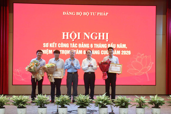 Ảnh đại diện Chi bộ Trung tâm Đăng ký giao dịch, tài sản tại TP. Hồ Chí Minh được Ban Thường vụ Đảng ủy Chính phủ tặng Bằng khen