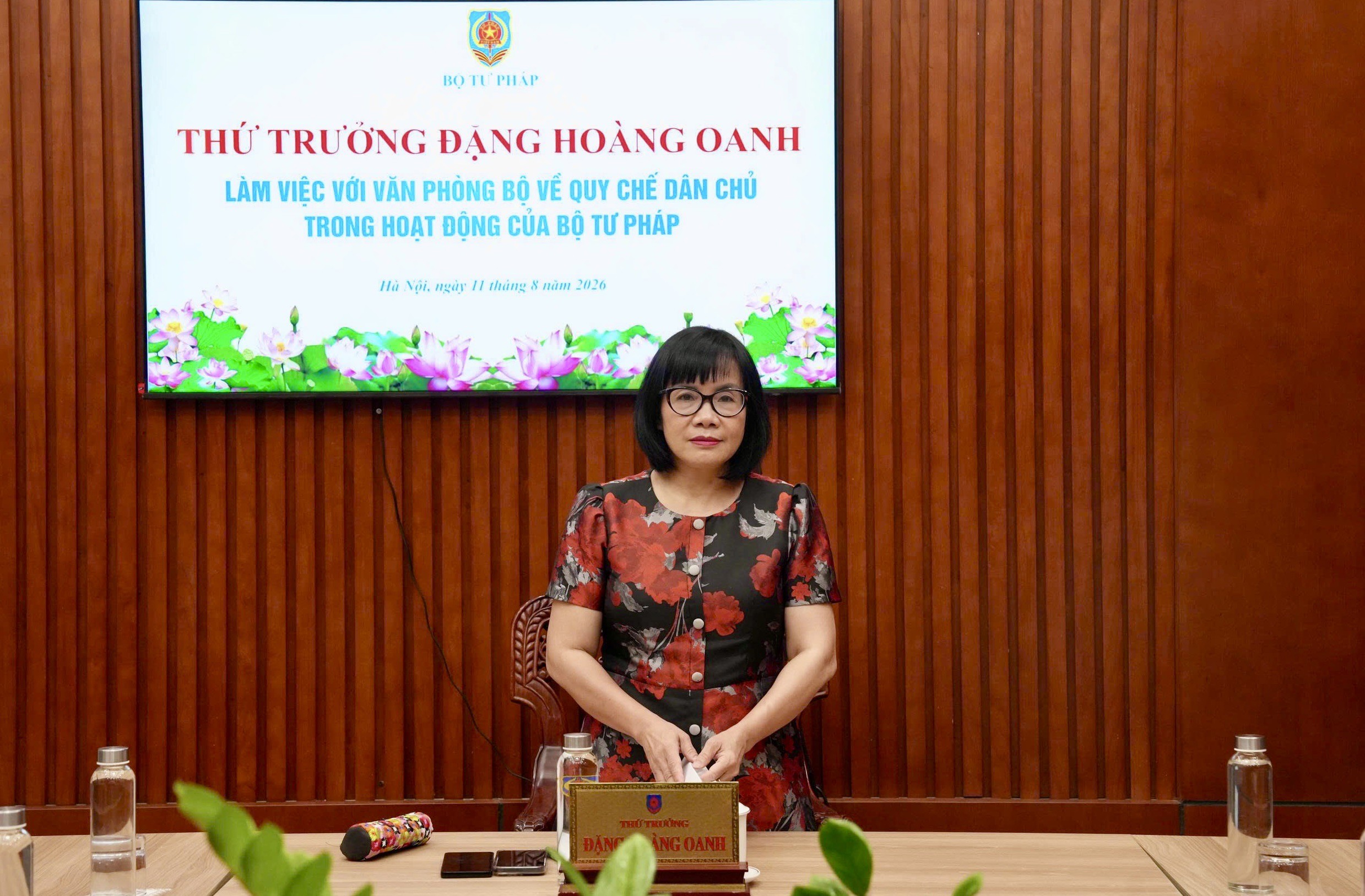 Ảnh đại diện bài viết: thứ trưởng bộ tư pháp đặng hoàng oanh phát biểu tại buổi làm việc