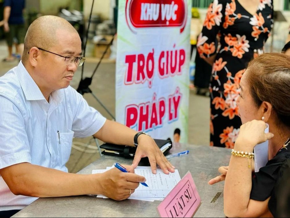Ảnh đại diện bài viết: hoạt động tư vấn, trợ giúp pháp lý miễn phí cho người dân tại trung tâm trợ giúp pháp lý nhà nước góp phần nâng cao khả năng tiếp cận pháp luật của các nhóm yếu thế. (ảnh minh họa)