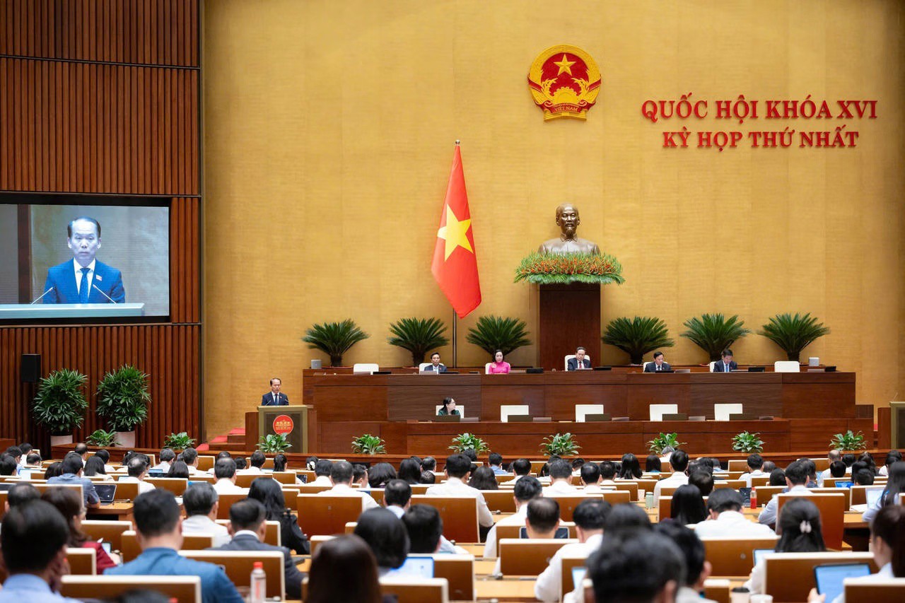 Ảnh đại diện bài viết: quang cảnh phiên họp thông qua một số luật và nghị quyết do bộ tư pháp được giao chủ trì soạn thảo. (ảnh: quochoi.vn)
