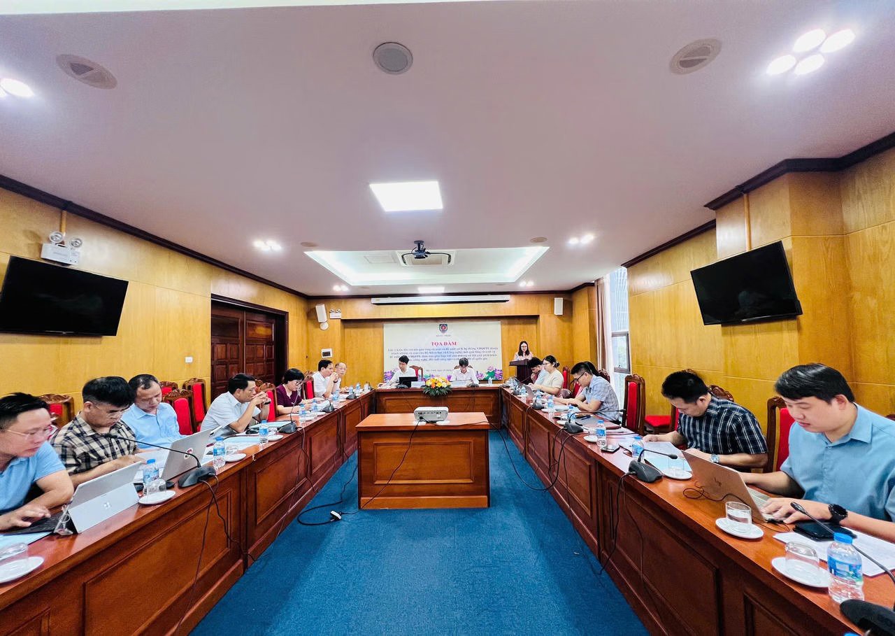 Ảnh đại diện bài viết: quang cảnh buổi toạ đàm (ảnh huy nguyễn)
