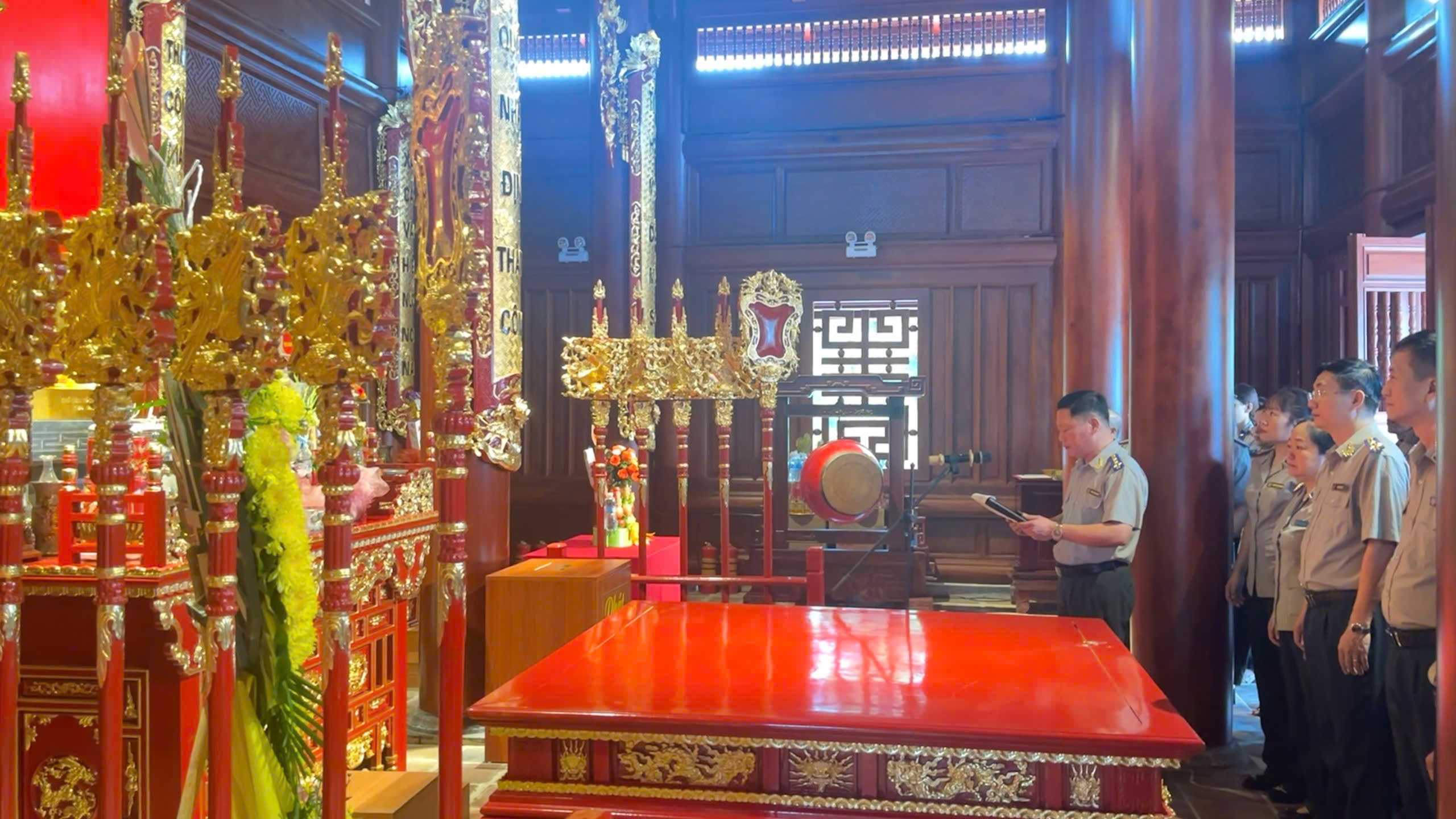 2. B&aacute;o c&aacute;o, b&aacute;o c&ocirc;ng tại Đền thờ Chủ tịch Hồ Ch&iacute; Minh.jpg