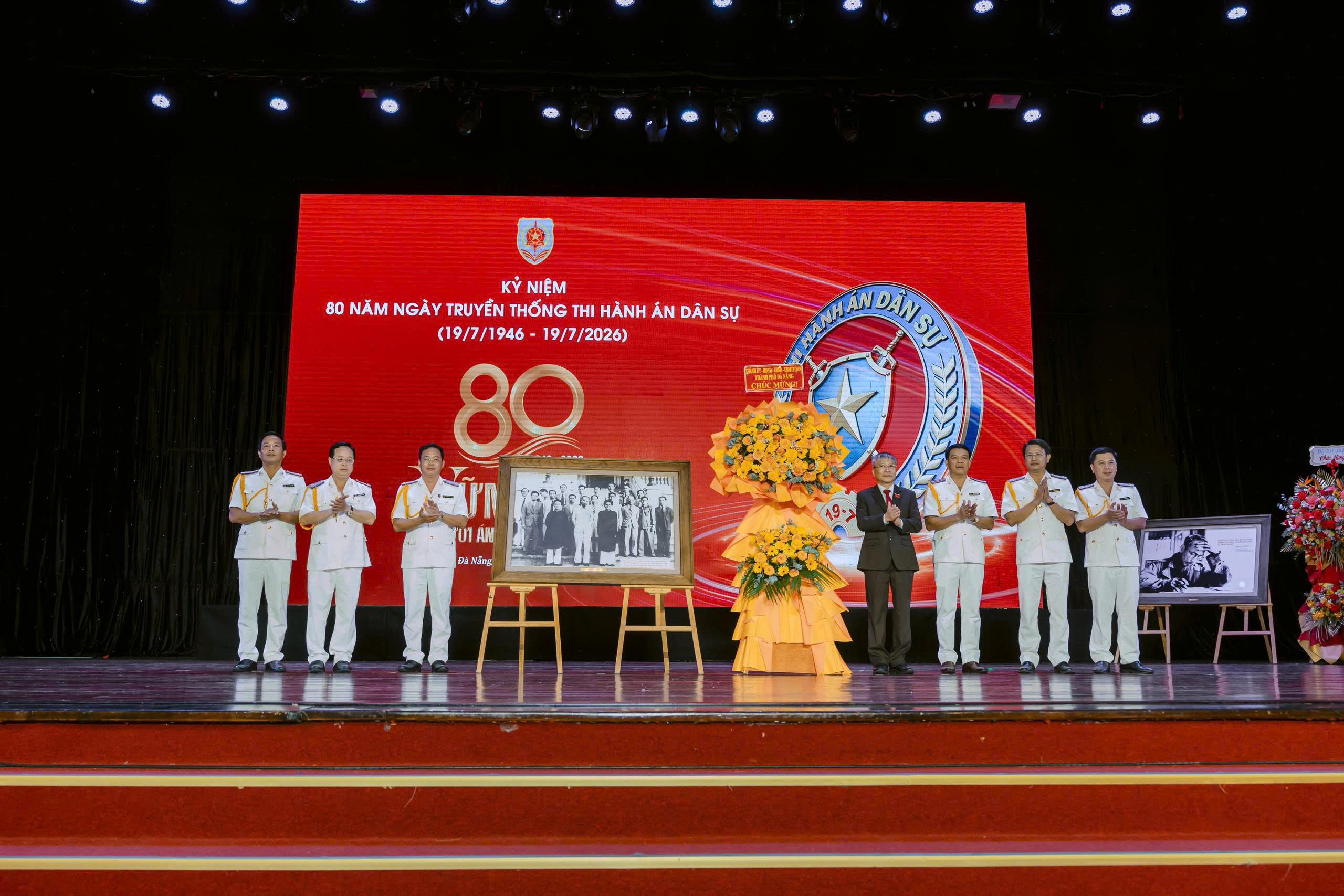2 thanh uy tang tranh.jpg