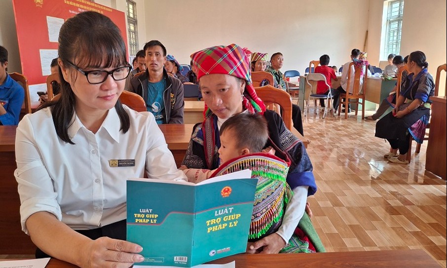 Ảnh đại diện bài viết: trợ giúp viên pháp lý tư vấn, giải đáp vướng mắc pháp luật cho người dân