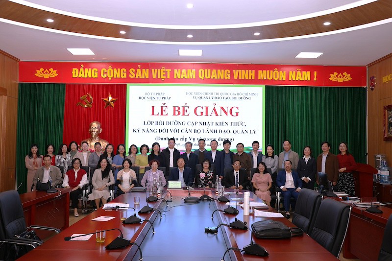 Thứ trưởng Đặng Hoàng Oanh dự bế giảng lớp bồi dưỡng lãnh đạo, quản lý cấp Vụ