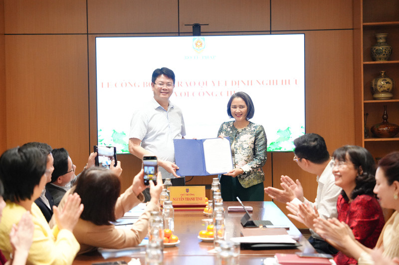 Thứ trưởng Nguyễn Thanh Tịnh trao quyết định nghỉ hưu đối với công chức Bộ Tư pháp