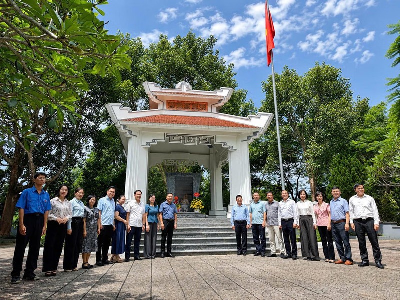 Ảnh đại diện lãnh đạo bộ tư pháp dâng hương tại khu di tích bộ tư pháp ở tuyên quang