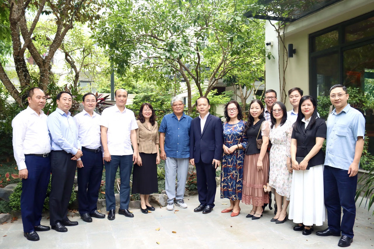 Bộ trưởng Bộ Tư pháp Hoàng Thanh Tùng thăm hỏi các đồng chí nguyên lãnh đạo Bộ qua các thời kỳ