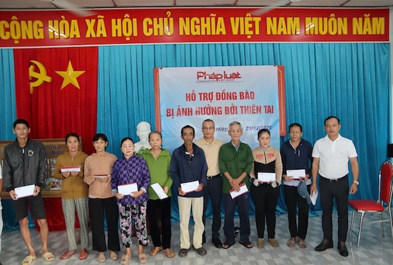 Báo Pháp luật Việt Nam trao 350 triệu đồng hỗ trợ người dân vùng lũ Khánh Hòa