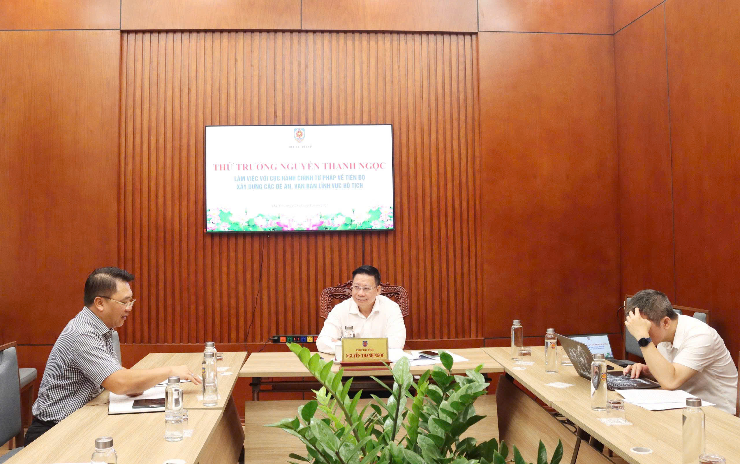 Ảnh đại diện bài viết: thứ trưởng nguyễn thanh ngọc làm việc với cục hành chính tư pháp.