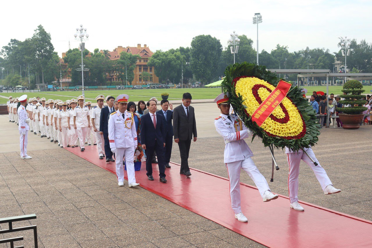 Ảnh đại diện bài viết: đoàn công tác đoàn đại biểu bộ tư pháp và hệ thống thads vào lăng viếng bác.

