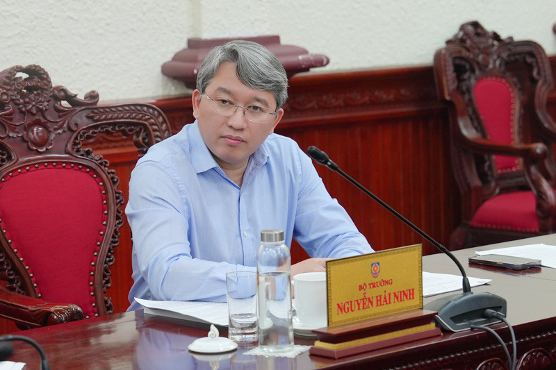 ​Bộ trưởng Nguyễn Hải Ninh nghe báo cáo về một số dự án luật