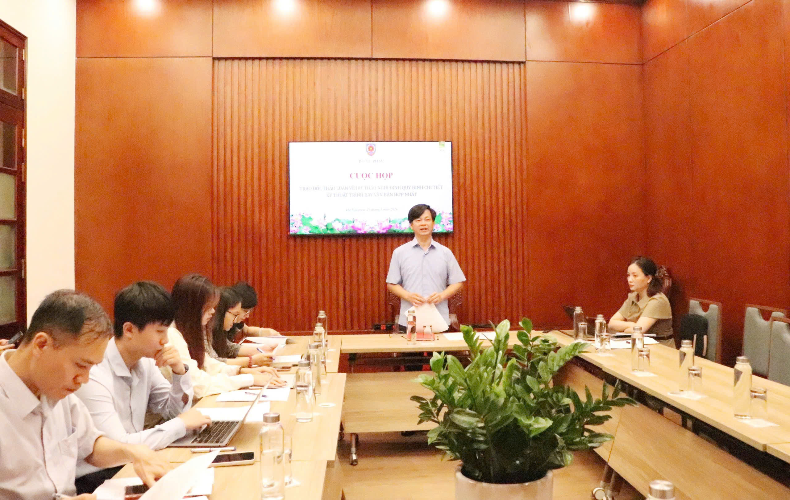 Ảnh đại diện bài viết: quang cảnh cuộc họp.