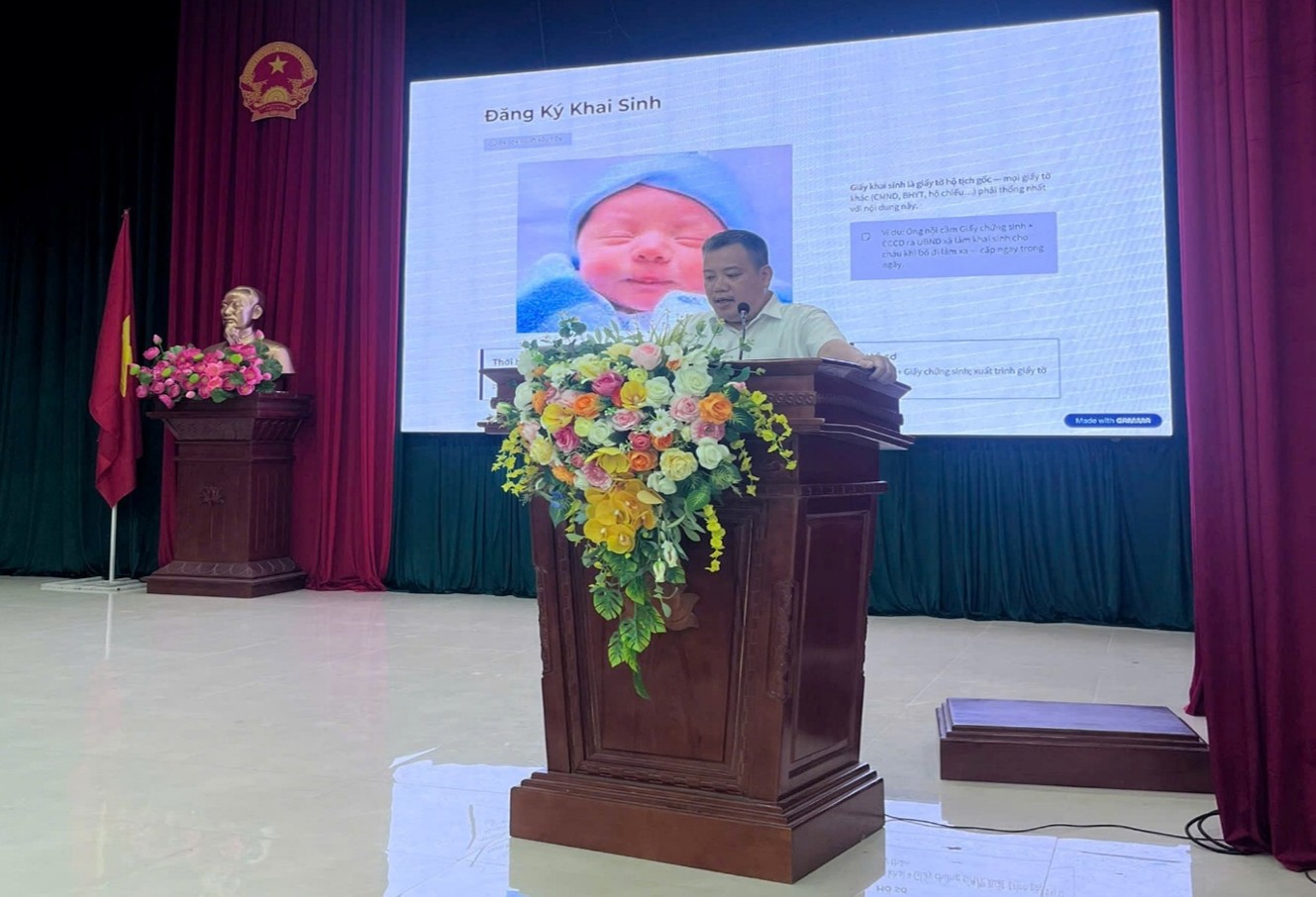 Ảnh đại diện bài viết: đồng chí hứa quang việt – quyền giám đốc trung tâm tuyên truyền một số chuyên đề pháp luật tới hội ngh