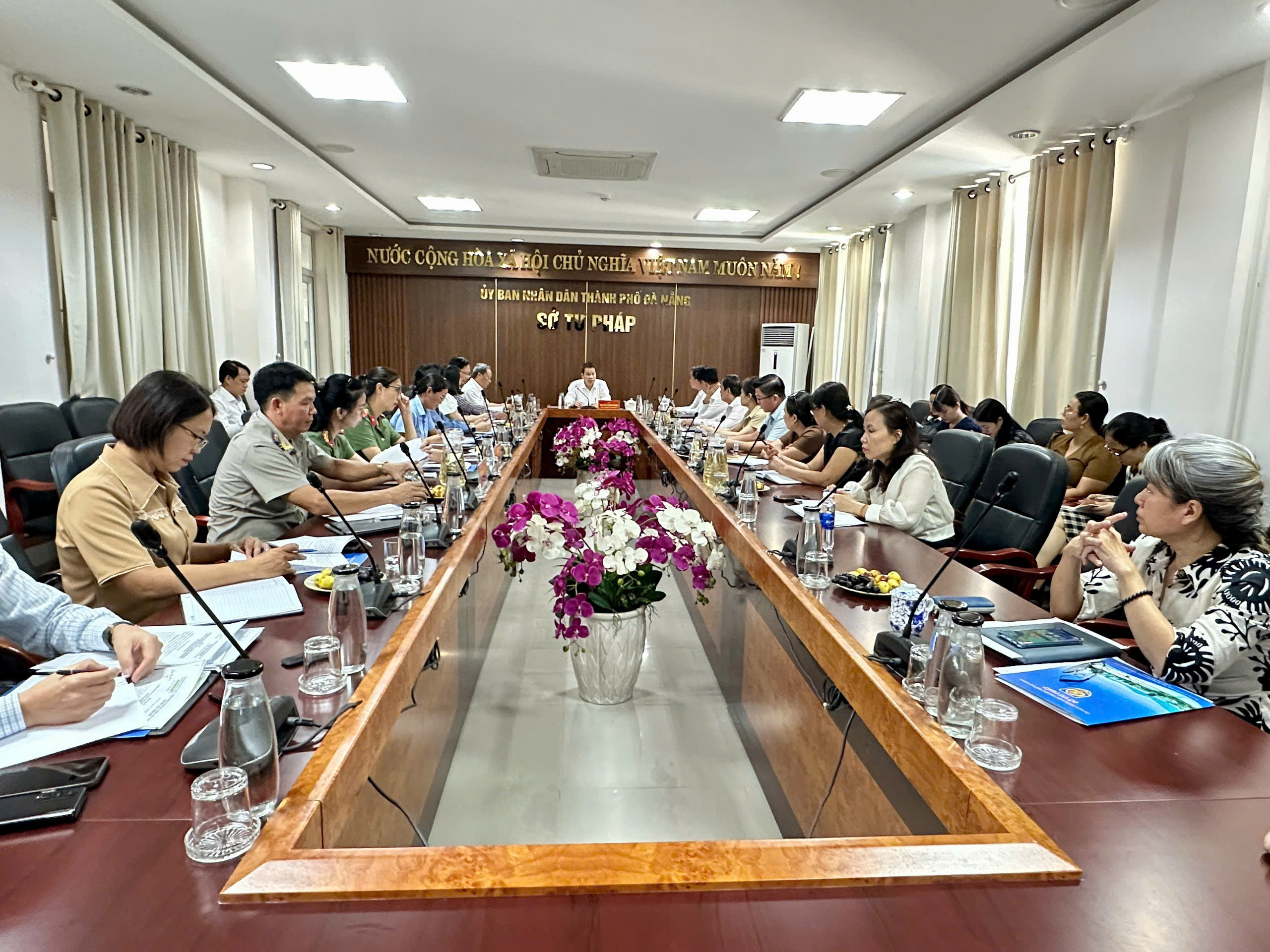 Ảnh đại diện bài viết: quang cảnh buổi làm việc