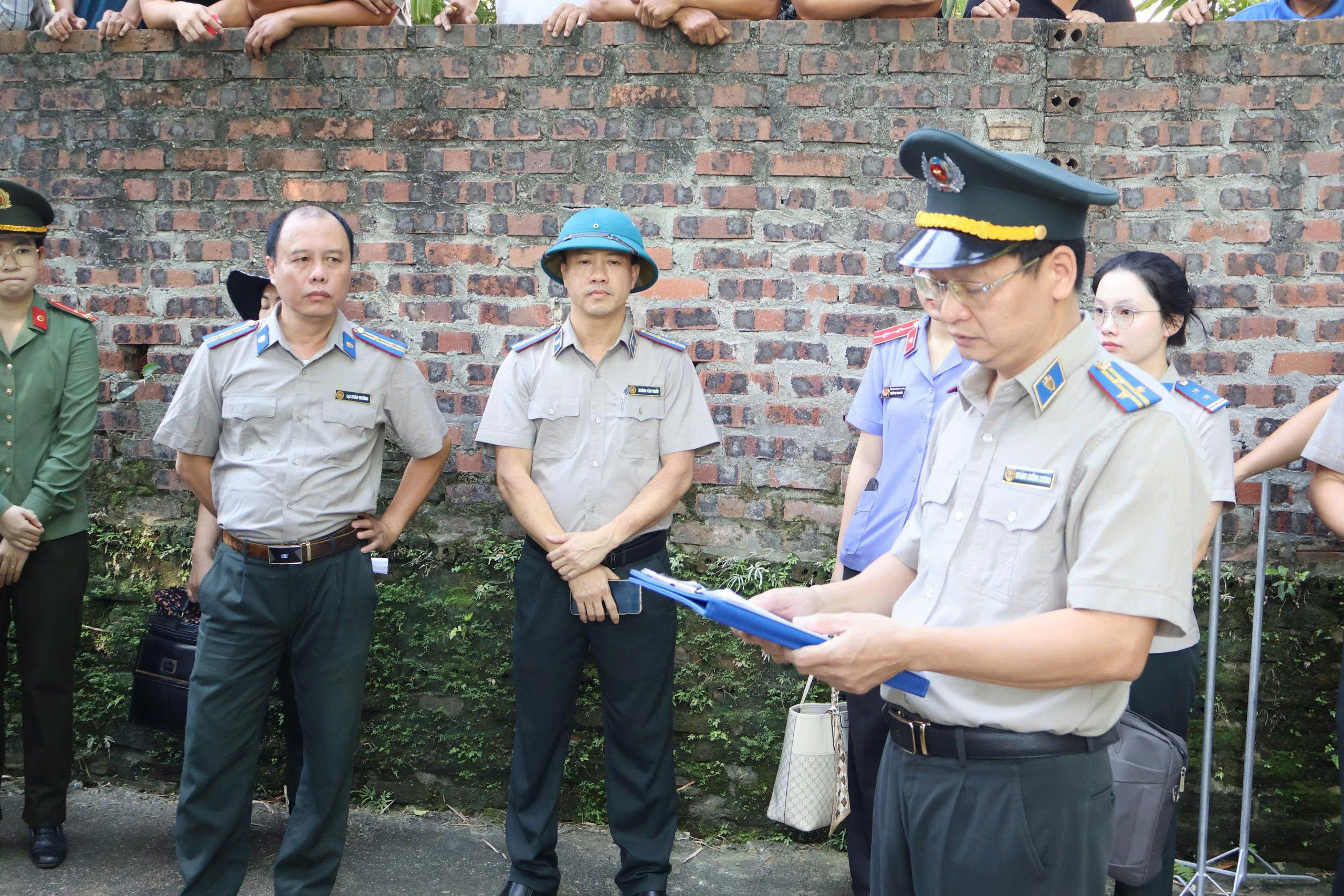 Ảnh đại diện đưa bản án vào cuộc sống: phòng thads khu vực 11 tổ chức cưỡng chế giao đất theo quy định pháp luật