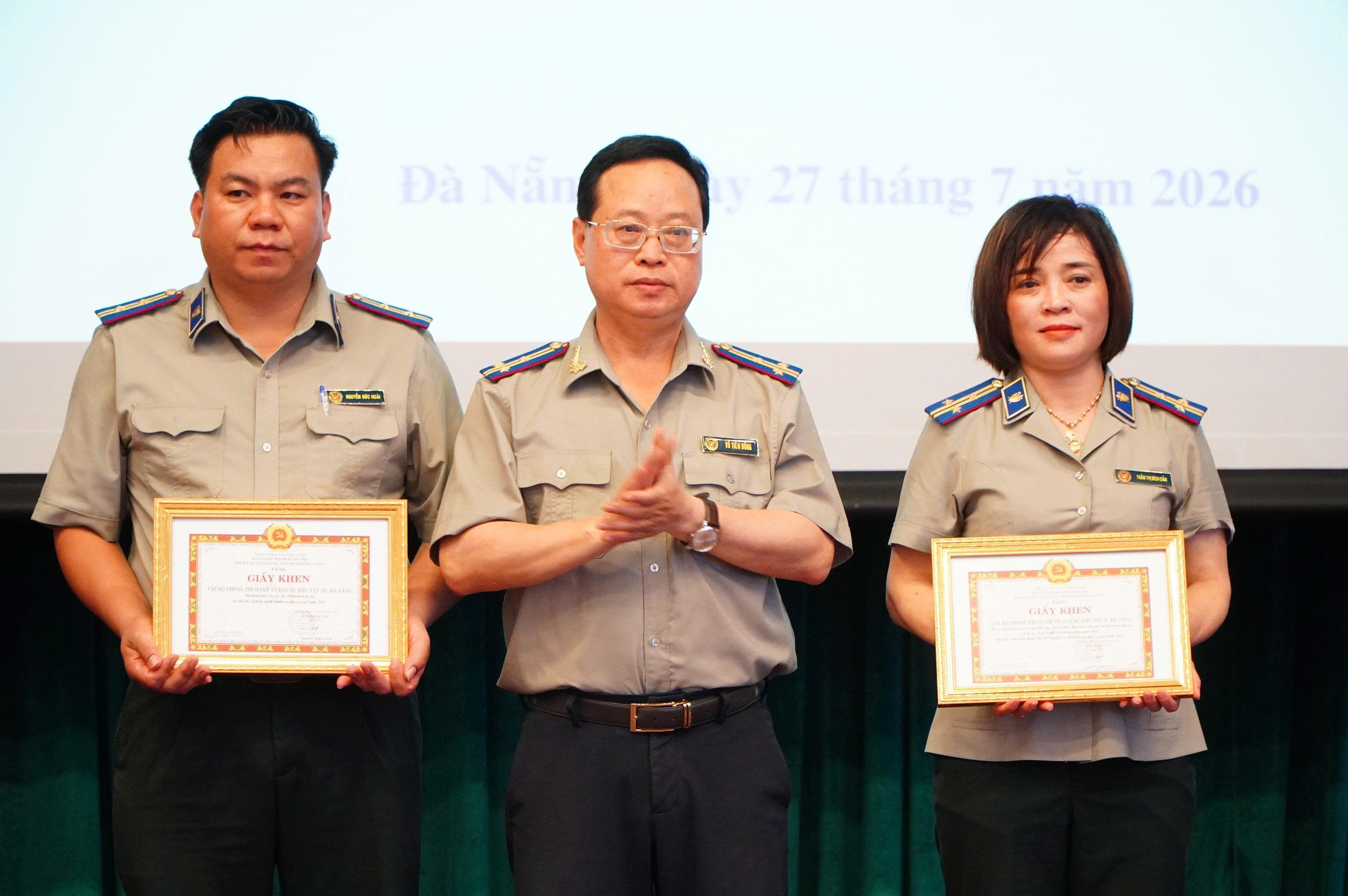 4_Anh Dung trao thuong Chi bo co thanh tich xuat sac trong cong tac.jpg