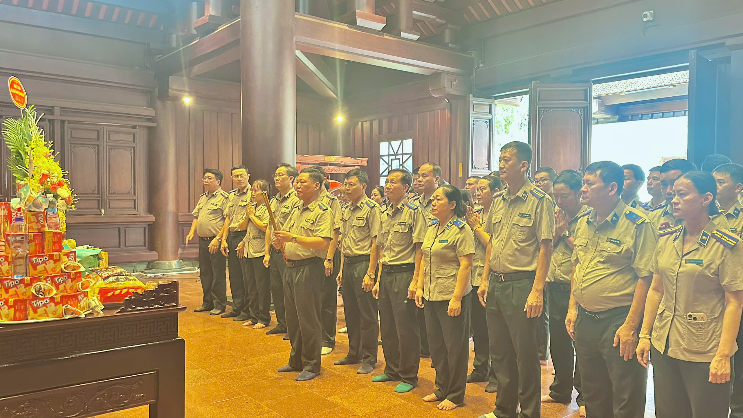 4. D&acirc;ng hương tại Đền thờ c&aacute;c anh h&ugrave;ng liệt sĩ.jpg