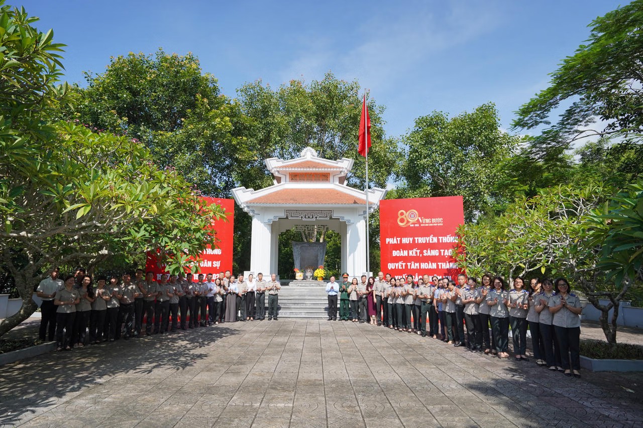 Ảnh đại diện bài viết: thứ trưởng mai lương khôi và các đại biểu chụp hình lưu niệm tại khu di tích lịch sử bộ tư pháp. ảnh: đức mạnh.
