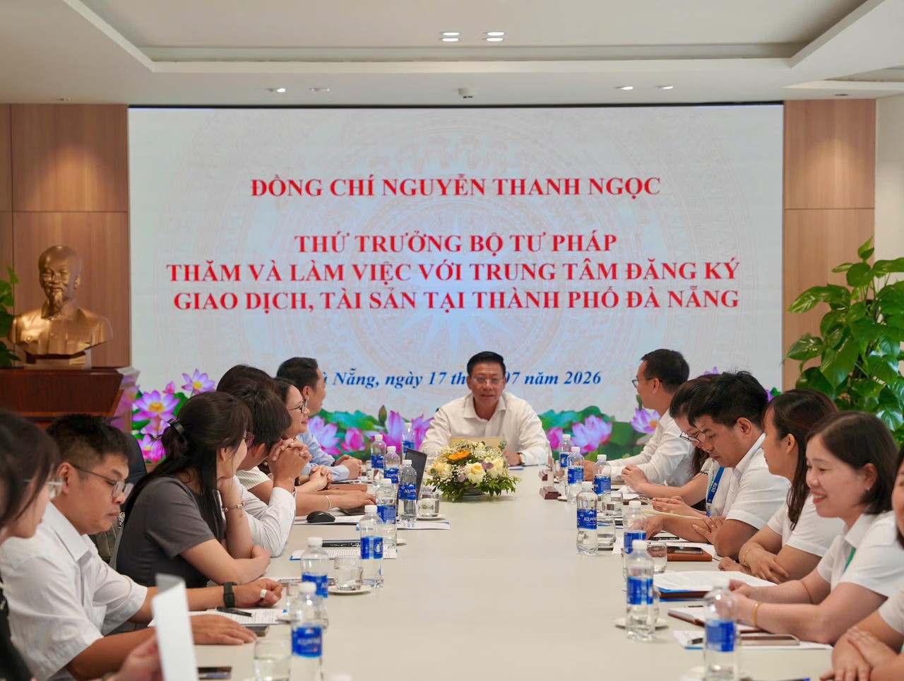 Ảnh đại diện bài viết: thứ trưởng bộ tư pháp nguyễn thanh ngọc chủ trì buổi làm việc với trung tâm đăng ký giao dịch, tài sản tại tp đà nẵng.(ảnh: tấn tín).
