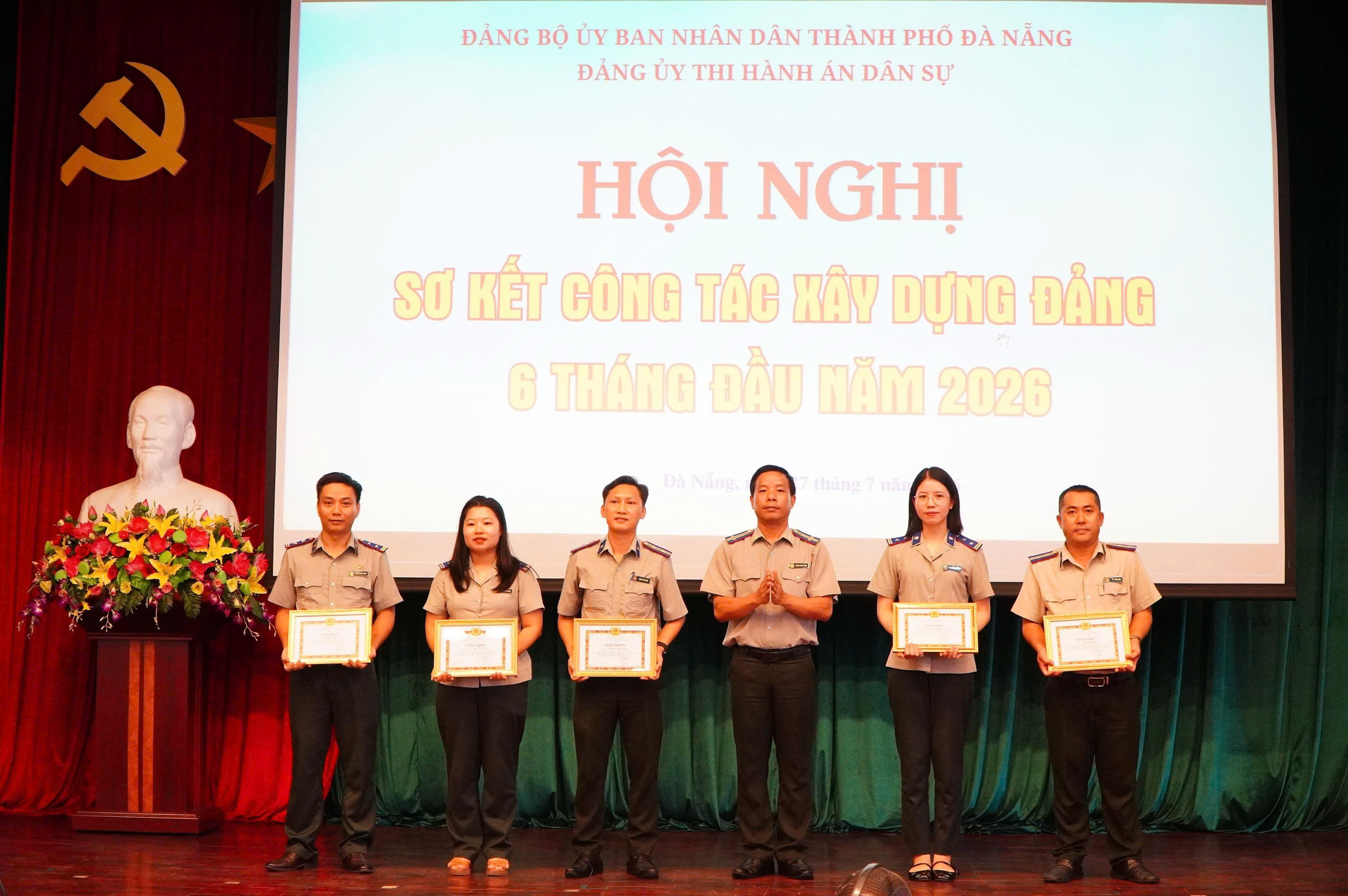 5_Anh Dong trao thuong cho dang vien co thanh tich xuat sac trong thuc hien nhiem vu.jpg