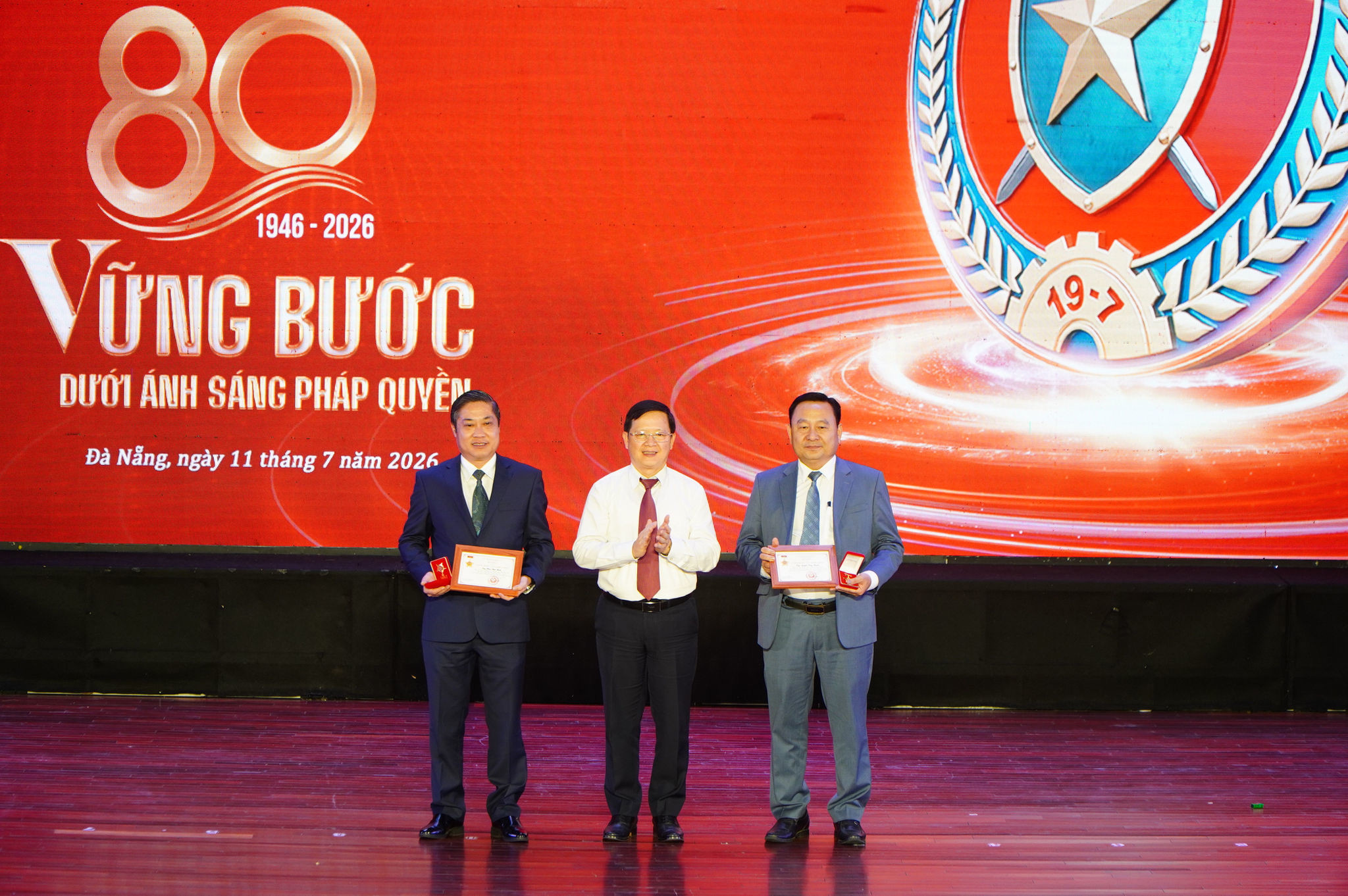 6 trao kỷ niệm chương.jpg