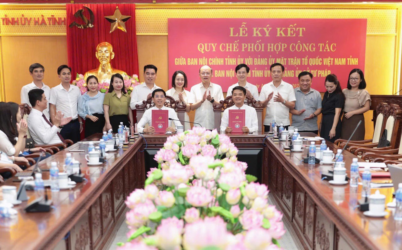 Ảnh đại diện bài viết: ông nguyễn hồng lĩnh – phó bí thư thường trực tỉnh ủy, chủ tịch hđnd tỉnh hà tĩnh cùng các đại biểu chứng kiến ký kết quy chế phối hợp giữa ban nội chính tỉnh ủy với đảng ủy sở tư pháp hà tĩnh.
