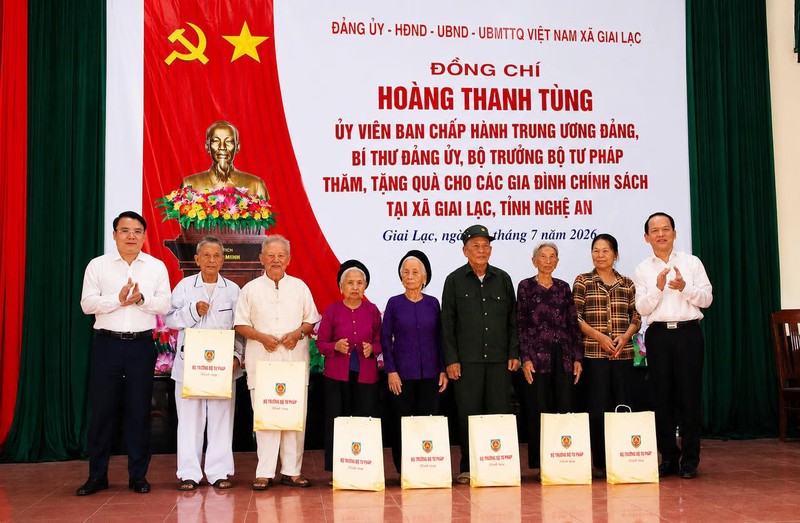 Bộ trưởng Hoàng Thanh Tùng thăm, tặng quà các gia đình chính sách ở Nghệ An