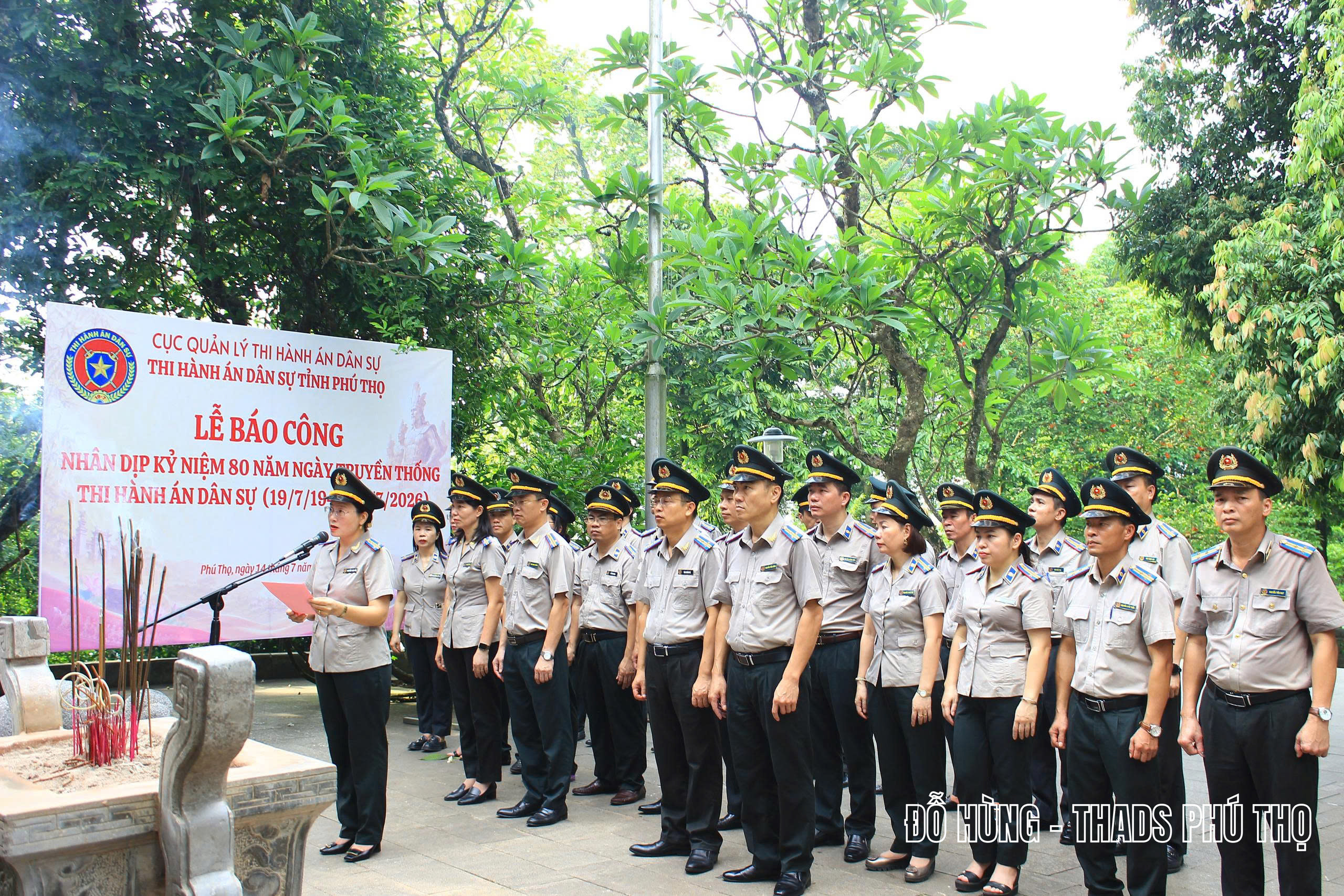 Ảnh đại diện bài viết: đồng chí nguyễn thị kim yến, bí thư đảng ủy, trưởng thi hành án dân sự tỉnh phú thọ thực hiện lễ báo công tại khu di tích lịch sử quốc gia đặc biệt đền hùng