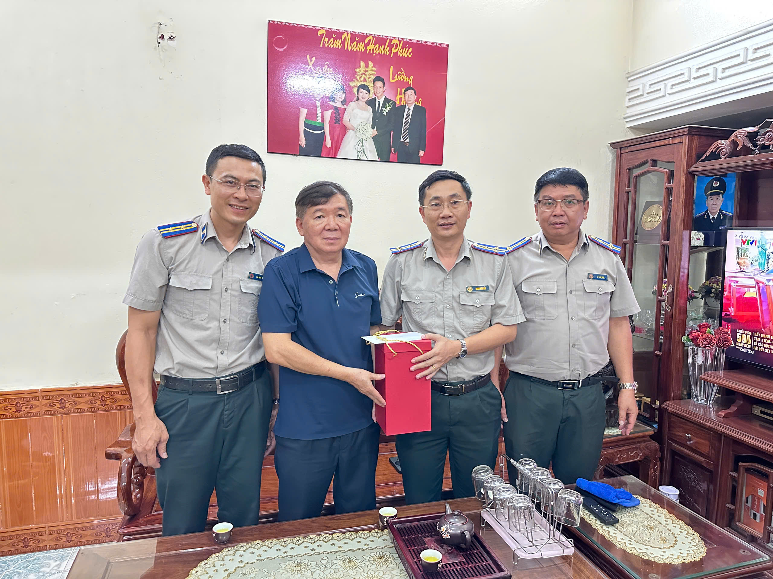9. Thăm đồng ch&iacute; Lường Văn Sương, nguy&ecirc;n Cục trưởng Cục THADS tỉnh Điện Bi&ecirc;n.jpg