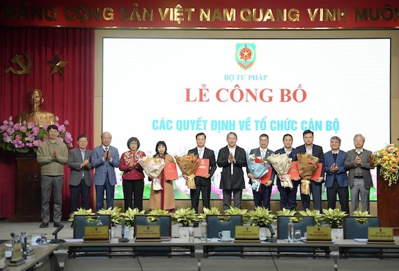 Bộ Tư pháp trao Quyết định bổ nhiệm, điều động cho 5 đồng chí