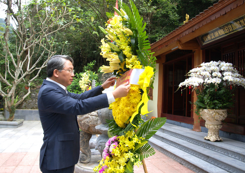 Bộ trưởng Nguyễn Hải Ninh cùng Đoàn công tác Bộ Tư pháp dâng hương Di tích đặc biệt Hang Tám Cô