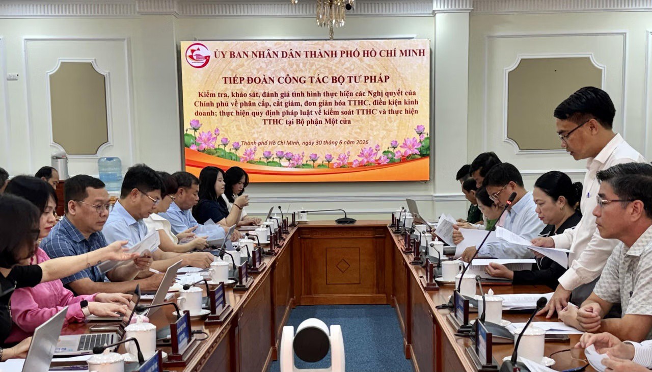 Đoàn Công tác liên ngành Bộ Tư pháp do Thứ trưởng Bộ Tư pháp Nguyễn Thanh Tịnh làm Trưởng đoàn đã làm việc với UBND TP HCM về kiểm tra, khảo sát, đánh giá tình hình thực hiện các Nghị quyết của Chính phủ về phân cấp, cắt giảm, đơn giản hóa thủ tục hành chính (TTHC), điều kiện kinh doanh; thực hiện quy định pháp luật về kiểm soát TTHC và thực hiện TTHC tại Bộ phận một cửa (Ảnh: Bùi Yên).

