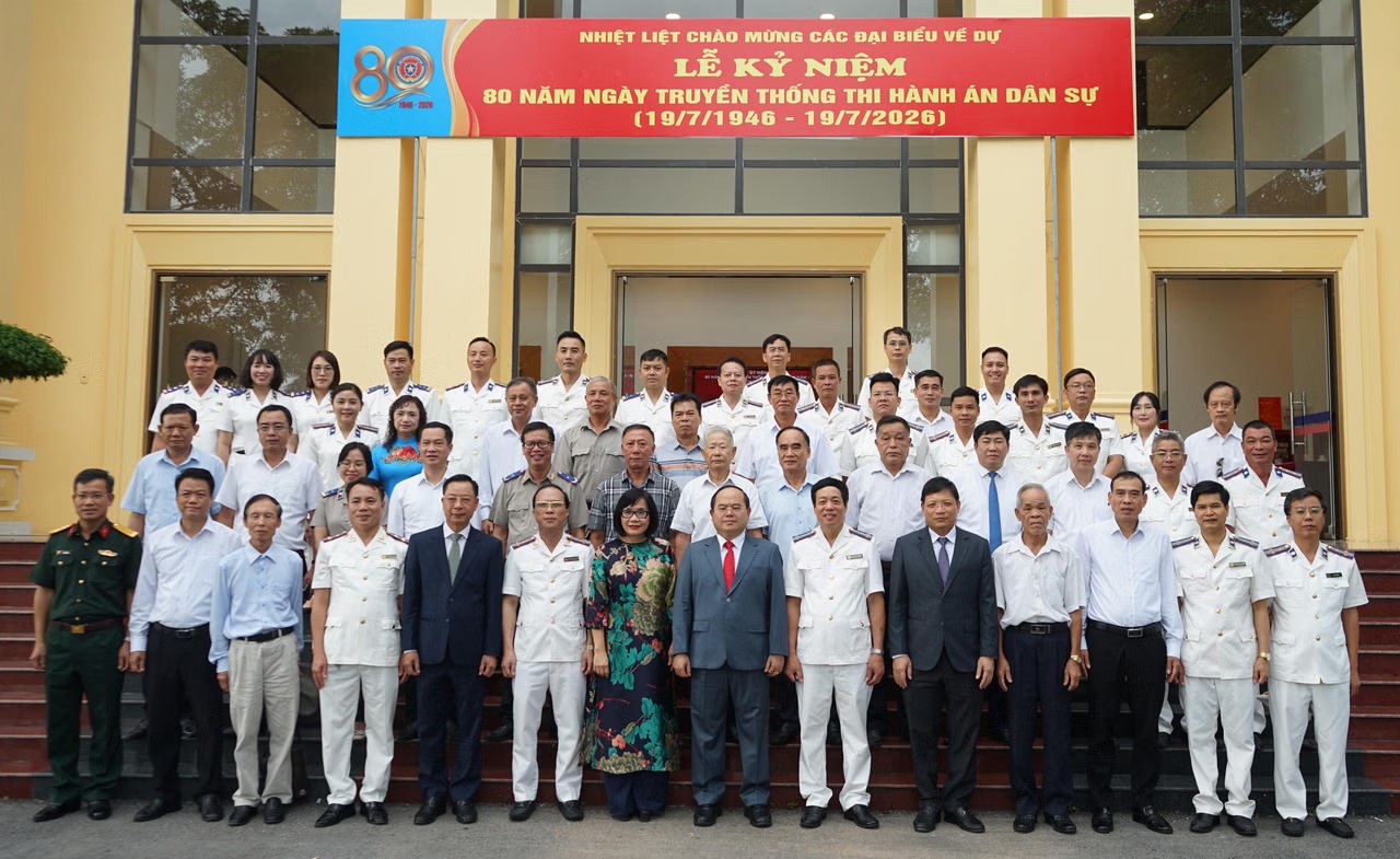 Ảnh đại diện bài viết: các đại biểu chụp ảnh lưu niệm tại lễ kỷ niệm 80 năm ngày truyền thống thi hành án dân sự.
