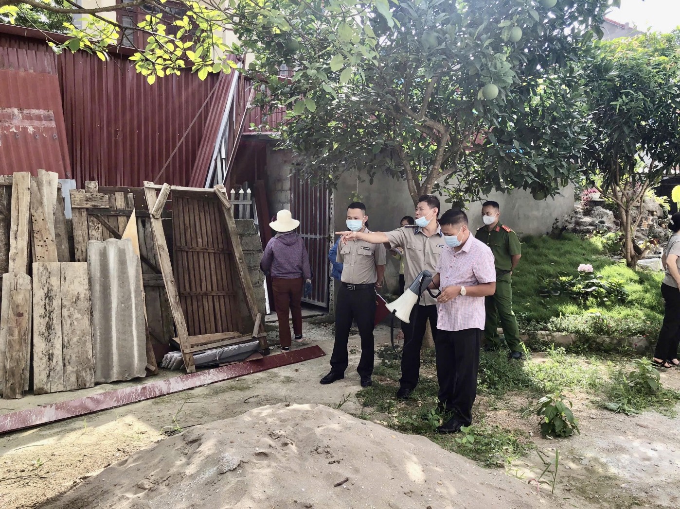 Ảnh đại diện phía sau họng súng đe dọa và bản an giao con nhói lòng