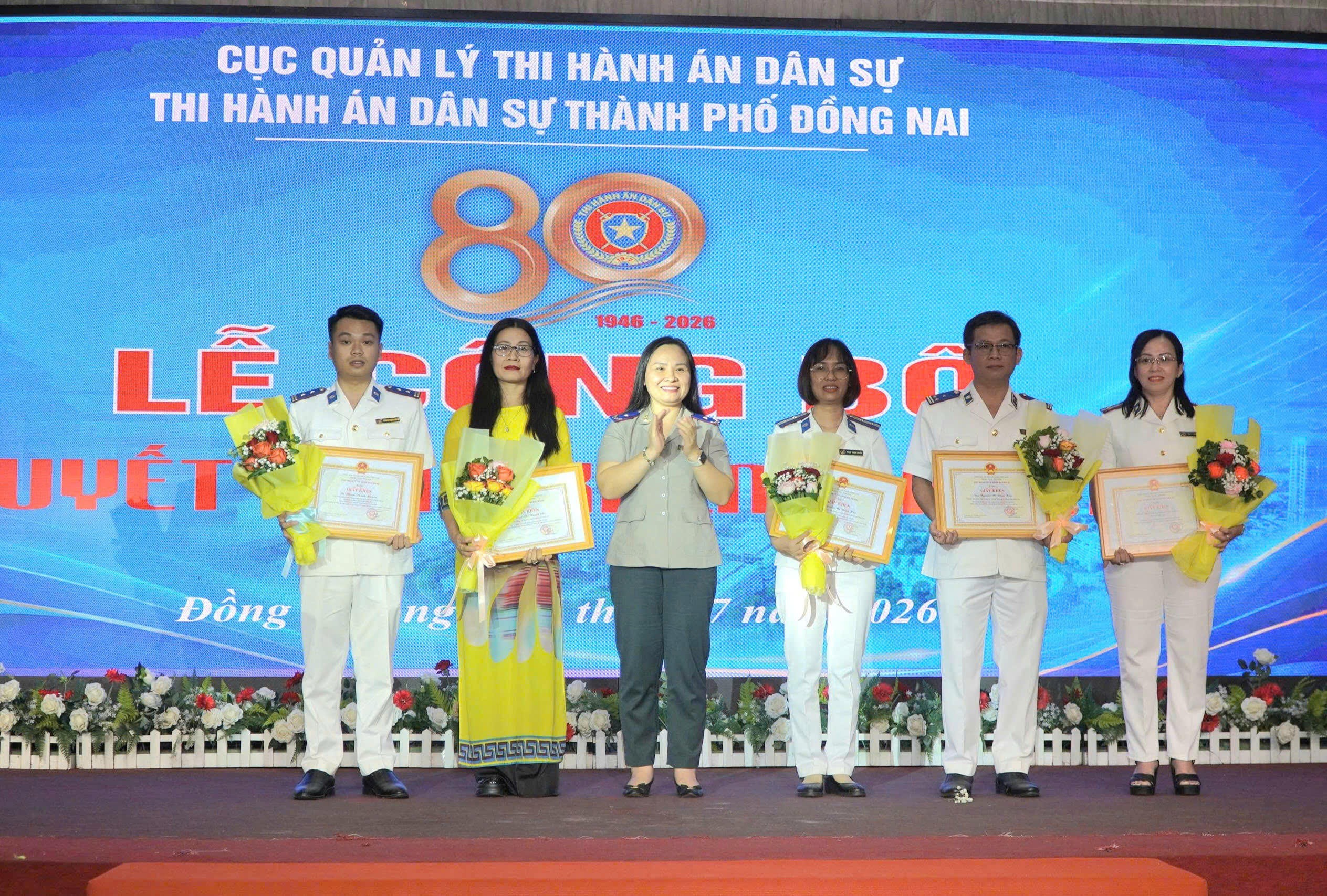 Ảnh đại diện bài viết: khen thưởng các cá nhân, tập thể có thành tích xuất sắc trong công tác thi hành án dân sự (ảnh: an nhơn)